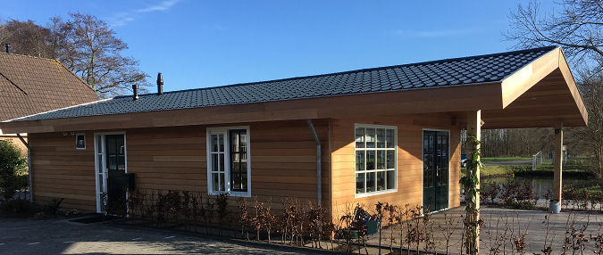 Mobilheim Allegro mit Fassade in Holzoptik und überdachter Terrasse
