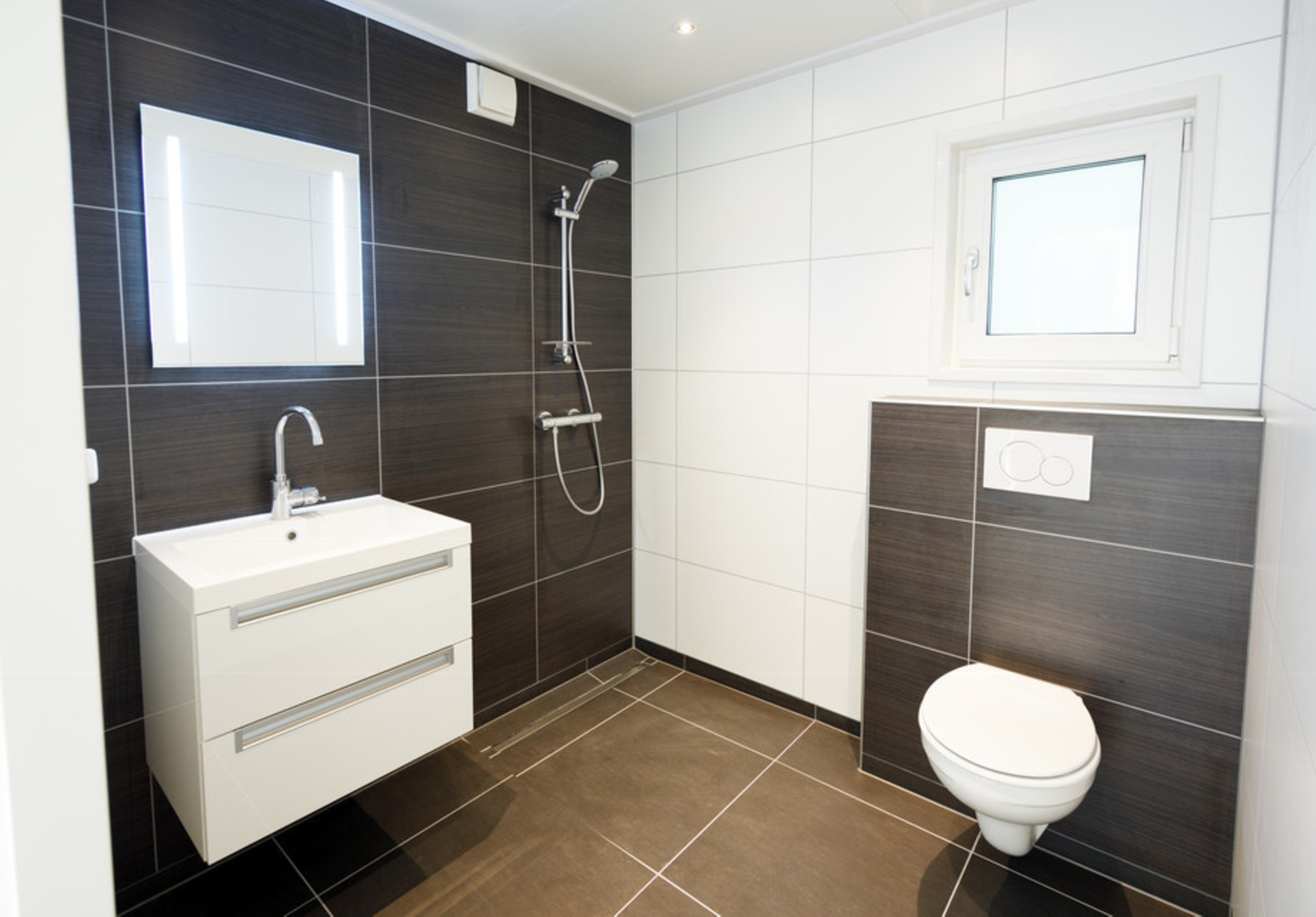 Mobilheim EcoSun Badezimmer mit Badezimmermöbel und Hänge-WC